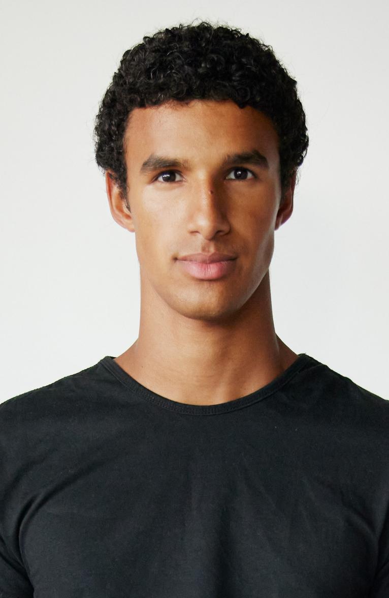 model-Yonis.-3957